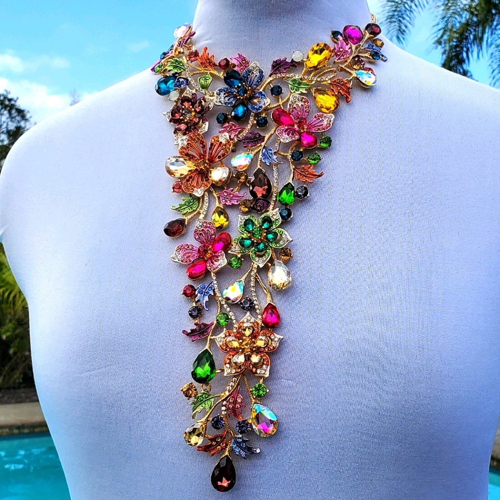 NWT Christian Siriano Crystal Bib Necklace - Picture 4 of 16